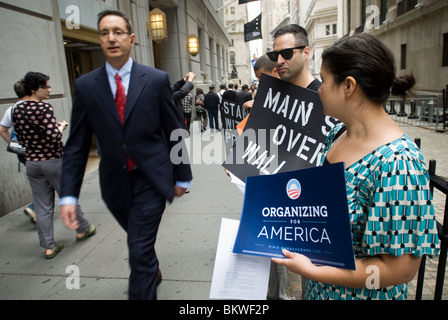 Les membres de l'organisation du groupe pour l'Amérique de protestation devant la Bourse de New York Banque D'Images