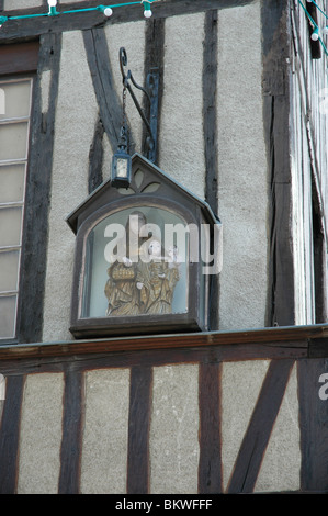 Culte de détails sur mur avec lampe éclairant, Limoges. Banque D'Images