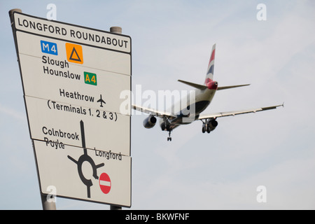 British Airways 747 un passant un panneau routier à l'atterrissage à l'aéroport de Heathrow, Londres, Royaume-Uni. Banque D'Images