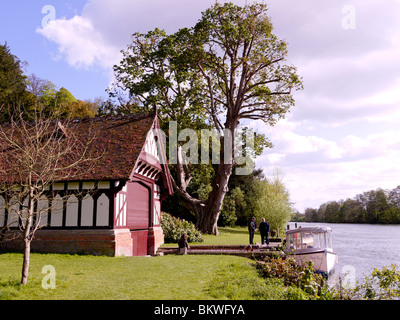 Boat House par la Tamise à Cliveden, Buckinghamshire, propriété du National Trust, Royaume-Uni Banque D'Images