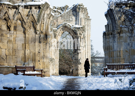 St Mary's Abbey en Musée Jardins York , construit en 1088, où les ruines sont tout ce qui reste de cet ancien monastère bénédictin Banque D'Images