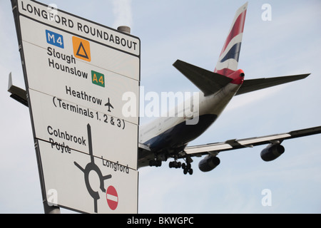 British Airways 747 un passant un panneau routier à l'atterrissage à l'aéroport de Heathrow, Londres, Royaume-Uni. Banque D'Images