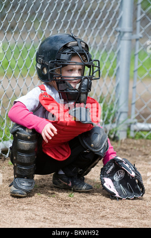 Fille, âgée de 5 ans, joue au jeu de la Petite Ligue de baseball, Portland, Oregon Banque D'Images