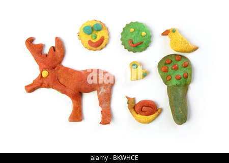 Drôles de formes colorées multicolor biscuits fond blanc Banque D'Images