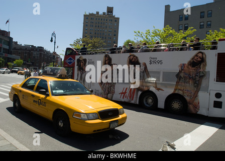 Un bus de tourisme publicité roulement pour H&M magasins est vu voyager dans Greenwich Village à New York Banque D'Images