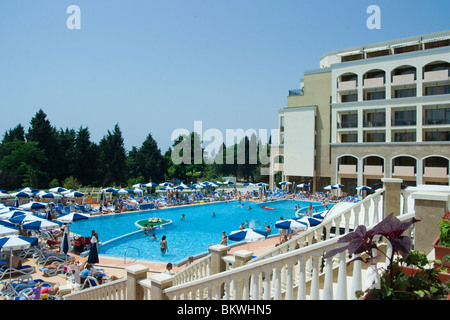 Au-dessus de la piscine, plage ensoleillée, l'architecture moderne, de la mer Noire, de la péninsule des Balkans, l'Europe de l'Est Banque D'Images
