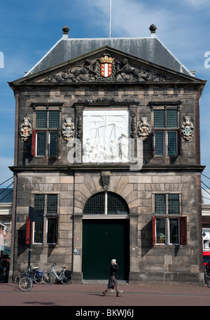 Le Musée du fromage ou De Waag dans Markt dans la ville historique de Gouda aux Pays-Bas Banque D'Images