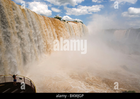 Les touristes à Iguaçu Falls, l'une des plus grandes chutes dans le monde, l'État du Paraná, Brésil Banque D'Images