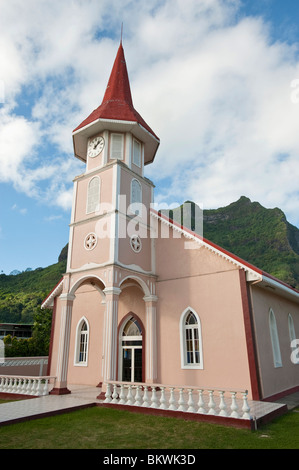 Église de Vaitape et le sommet du mont Pahia en arrière-plan. Bora Bora, Polynésie Française Banque D'Images