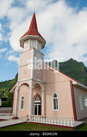 Église de Vaitape et le sommet du mont Pahia en arrière-plan. Bora Bora, Polynésie Française Banque D'Images