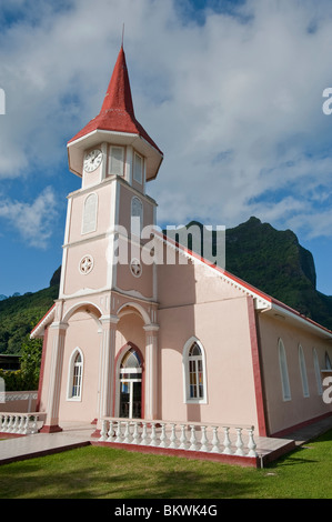 Église de Vaitape et le sommet du mont Pahia en arrière-plan. Bora Bora, Polynésie Française Banque D'Images