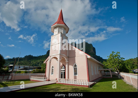 Église de Vaitape et le sommet du mont Pahia en arrière-plan. Bora Bora, Polynésie Française Banque D'Images