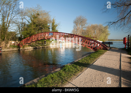 Passerelle sur la Tamise à Bossom's Boatyard à Port Meadow, Oxford, UK Banque D'Images