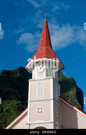 Église de Vaitape et le sommet du mont Pahia en arrière-plan. Bora Bora, Polynésie Française Banque D'Images