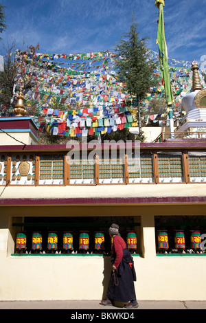 Tibetan Refugee faisant tourner les roues de prière. McLeod Ganj. Dharamsala. L'Inde Banque D'Images