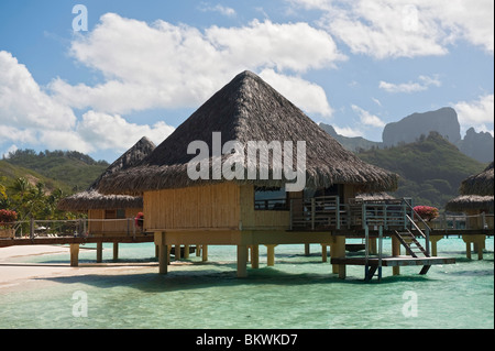 Bungalows exclusifs à l'Intercontinental Le Moana Beach Bora Bora, Polynésie Française Banque D'Images