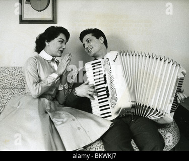 CONNIE FRANCIS à son Bloomfield, New Jersey home en 1961, avec pop compositeur / arrangeur Teddy Randazzo Banque D'Images