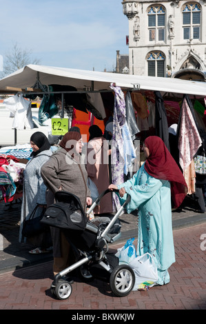 Les femmes musulmanes du shopping au marché en plein air le Markt Gouda Pays-Bas Banque D'Images