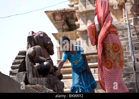 Les femmes de l'Inde et sa fille adorant Ganesh statue. Temple Matangesvara. Khajuraho. L'Inde Banque D'Images