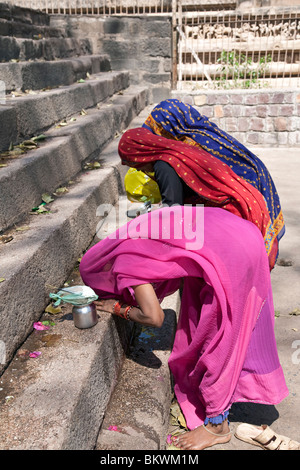 Les femmes indiennes se prosternant à Matangesvara Temple. Khajuraho. Le Madhya Pradesh. L'Inde Banque D'Images