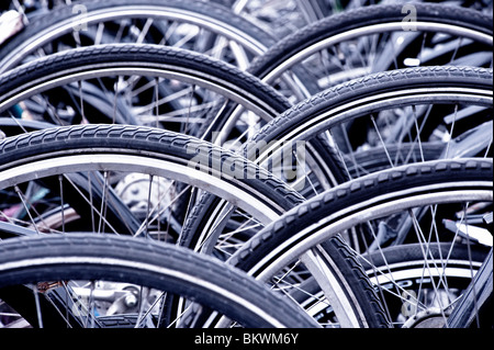 Nombreux vélos stationnés à l'extérieur en ville des Pays-Bas Banque D'Images