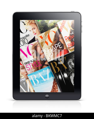 Tablette iPad Apple avec la mode des couvertures de magazines sur son écran with clipping path isolé sur fond blanc Banque D'Images