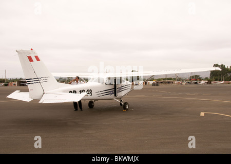 Petit avion avec un pilote avant de décoller pour vol au dessus des lignes de Nazca, Pérou Banque D'Images