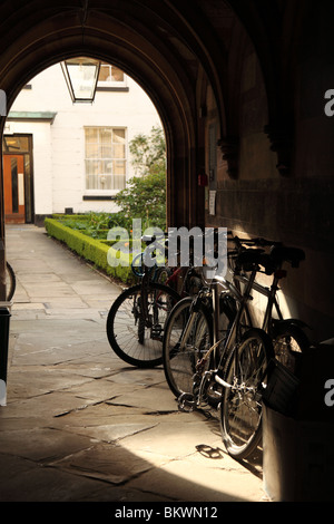 Les vélos laissés dans un poste de Cambridge, Angleterre, Royaume-Uni. Banque D'Images