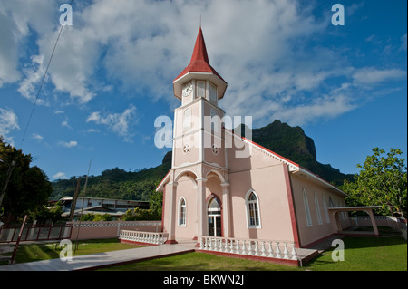 Église de Vaitape et le sommet du mont Pahia en arrière-plan. Bora Bora, Polynésie Française Banque D'Images