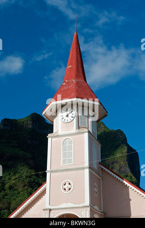 Église de Vaitape et le sommet du mont Pahia en arrière-plan. Bora Bora, Polynésie Française Banque D'Images