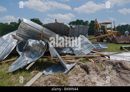 Parties de barn jeté en terre de pâturage après tempête tornade a touché le sol pendant près de Branford Florida Banque D'Images