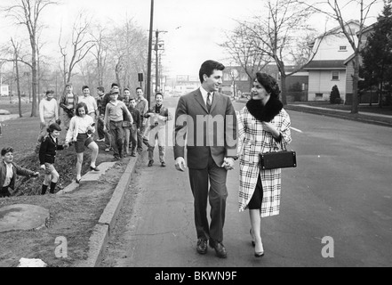 CONNIE FRANCIS à l'extérieur de la maison de ses parents à Bloomfield, New Jersey, avec pop compositeur / arrangeur Tony Randazzo en 1961 Banque D'Images