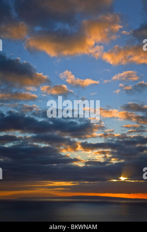 Lever du soleil depuis le phare Makapuu sur Oahu dans les îles hawaïennes. Banque D'Images