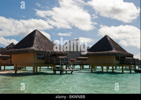 Bungalows exclusifs à l'Intercontinental Le Moana Beach Bora Bora, Polynésie Française Banque D'Images