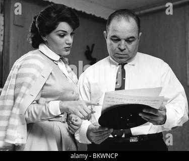 CONNIE Francis en 1961 avec son père George Franconera à la maison de ses parents à Bloomfield, New Jersey. Banque D'Images