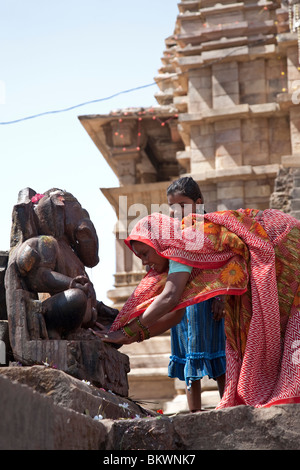 Les femmes de l'Inde et sa fille adorant Ganesh statue. Temple Matangesvara. Khajuraho. L'Inde Banque D'Images