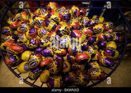 Panier plein de lots d'oeufs crème Chocolat Cadburys Banque D'Images