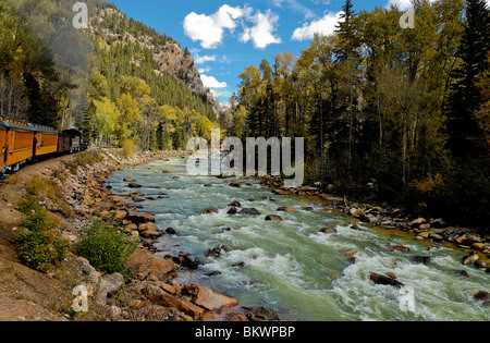 Photographie d'un train à vapeur le long de la rivière Animas, Durango and Silverton Narrow Gauge Railroad, Colorado, USA. Banque D'Images