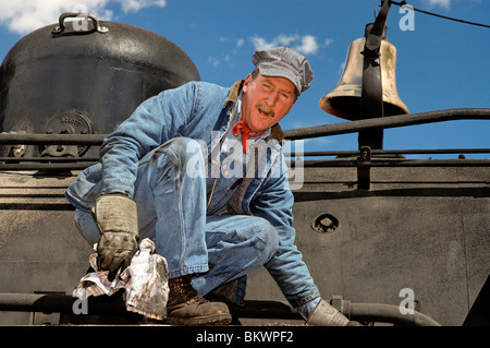 Stock photo de nettoyage des cendres de charbon ingénieur off,locomotive Durango and Silverton Narrow Gauge Railroad, Silverton, Colorado, USA. Banque D'Images