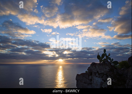 Lever du soleil depuis le phare Makapuu sur Oahu dans les îles hawaïennes. Banque D'Images