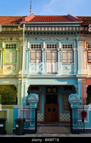 Singapour, Joo Chiat. Maisons-boutiques Peranakan traditionnelle, Koon Seng Road. Banque D'Images