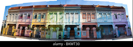 Singapour, Joo Chiat. Maisons-boutiques Peranakan traditionnelle, Koon Seng Road. Banque D'Images