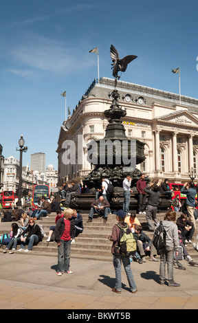 Les touristes autour de la statue d'Eros, Piccadilly Circus, Londres UK Banque D'Images