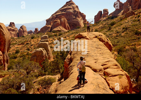 Stock photo de touristes japonais qui pose pour des photos dans le jardin de diables, Arches National Park, Utah, USA. Banque D'Images