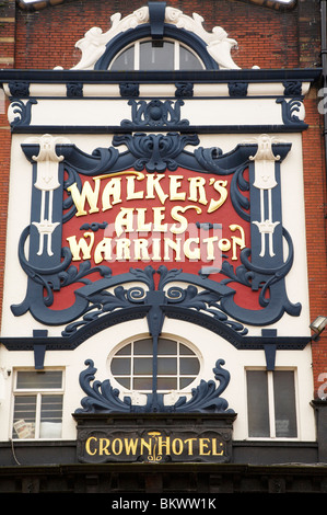 Walker's Ales Warrington enseigne à l'extérieur de l'Hôtel de la Couronne à Liverpool UK Banque D'Images