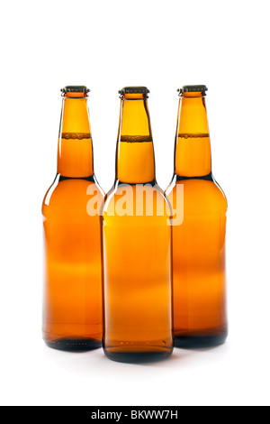 Bouteille de bière brune sur fond blanc Banque D'Images