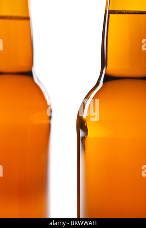 Bouteille de bière brune sur fond blanc Banque D'Images