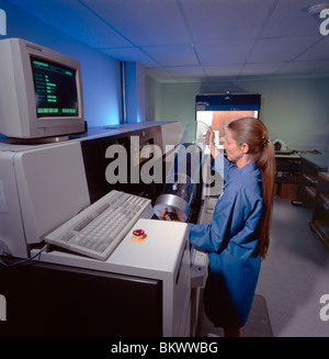 L'exploitation d'une technicienne de scanner à tambour à une imprimerie en Pennsylvanie, USA Banque D'Images