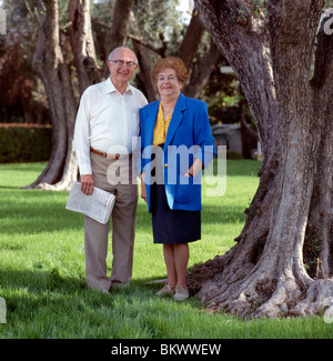 Portrait de couple de retraités en dehors de leur maison en Californie du sud Banque D'Images