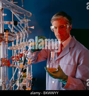 Chimiste mâle portant des équipements de sécurité dans le laboratoire de recherche et développement d'une entreprise de produits chimiques Banque D'Images